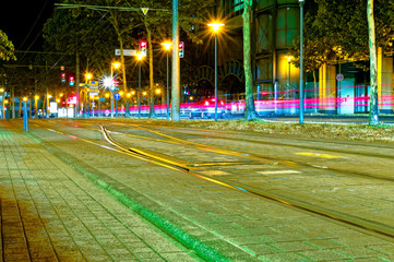 Nacht und Innenstadt in Saarbrücken Saarland Deutschland Europa mit befahrener Straße am...
