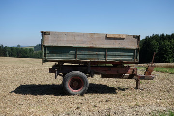 Fototapeta premium ALTER TRAKTORANHÄNGER . OLD TRACTOR TRAILER