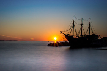 Fototapeta na wymiar old sailing ship at sunset