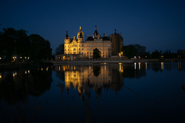 Fototapeta na wymiar Schloss Schwerin zu blauen Stunde