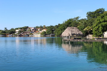 Fototapeta premium Palapa en la laguna bajo el cielo azul 