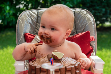 Baby mit Schokolade verschmiert