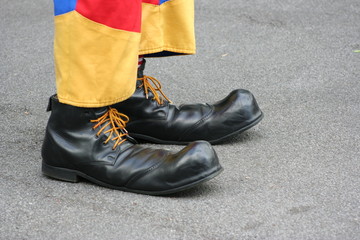Nahaufnahme der Schuhe und bunte Hosenbeine von einem Clown