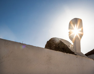 Unos rayos de sol producen un resplandor al atravesar parte de un edificio