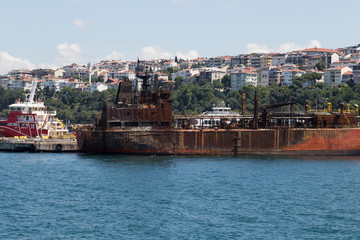 Obraz premium the crane and container load at the port