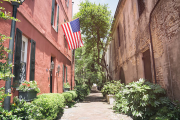Naklejka premium Philadelphia Alley w Charleston w Południowej Karolinie. ścieżka publiczna w dzielnicy French Quarter.