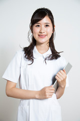 タブレットをもつ看護師