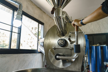 Roaster hand controlling leveling handle