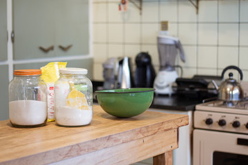  Ingredientes para preparar biscuits en mesa de madera