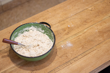 mezcla de ingredientes para la preparación y horneado de buttermilk biscuits