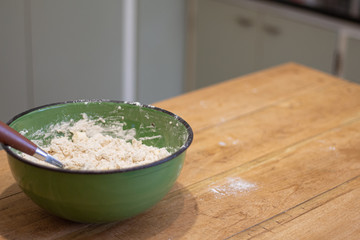mezcla de ingredientes para la preparación y horneado de buttermilk biscuits