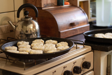 bandeja de buttermilk biscuits listos para entrar al horno