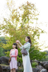 Naklejka premium 旅先で写真を撮る親子