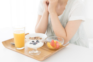 Obraz na płótnie Canvas 女性と朝食