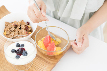 朝食を食べる女性の手元と朝食