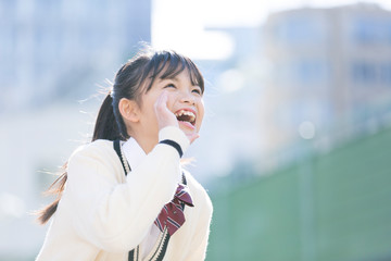 声援を送る女子校生