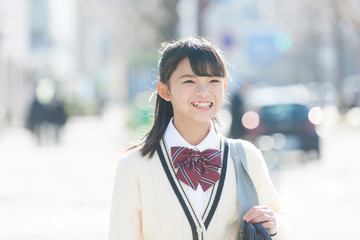 街中を歩く笑顔の女子校生