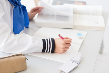 勉強する女子校生の手元
