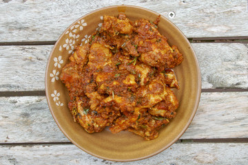 Veiw of Tava Chicken with green raita chutney