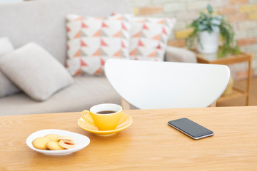 コーヒーとおやつとスマートフォン