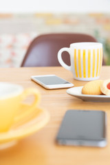 コーヒーとおやつとスマートフォン