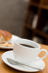 テーブルの上のコーヒーカップ