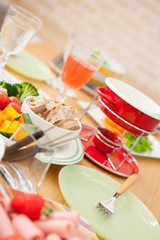 テーブルに並ぶパーティー料理