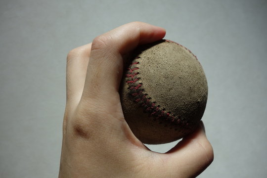 汚れたボールを掴む - Powered by Adobe