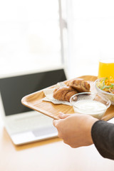 朝食を運ぶ女性