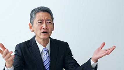 熱弁する中高年男性