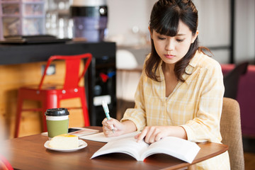 勉強をする女性