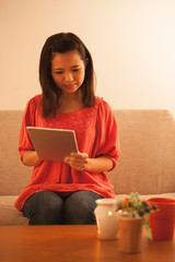 タブレットを操作する女性