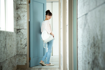 ドアを開ける女性