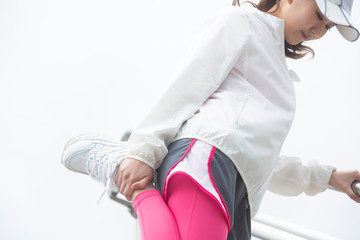 ストレッチをする女性