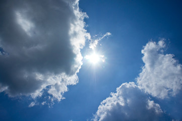 Obraz premium Beautiful blue sky with white clouds above the sea on a sunny summer day