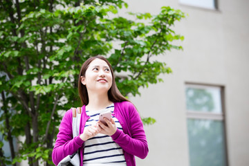 スマートフォンを持つ女性