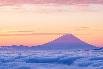 雲海に浮かぶ夜明けの富士山