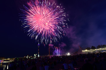 feuerwerk bei kirmes in düsseldorf, deutschland