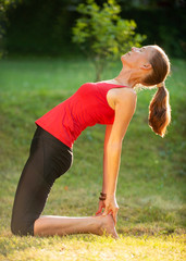 Yoga im privaten Garten, erwachsene Frau in stabiler Haltung