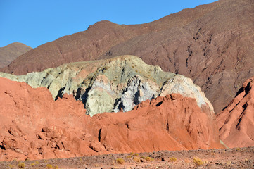 reise durch peru bolivien chile in atacama wüste, rainbow valley und dorf chiu chiu mit alter kirche und fest
