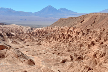 reise durch peru bolivien chile in atacama wüste, rainbow valley und dorf chiu chiu mit alter kirche und fest