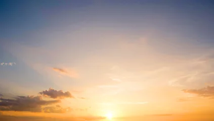 Türaufkleber Konzept des Welttourismustages: Schöner Sonnenuntergangshimmel über Wolken mit dramatischem Licht © paul