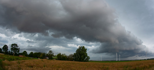 Rollwolke sammelt sich zu einem Unwetter am Himmel zusammen