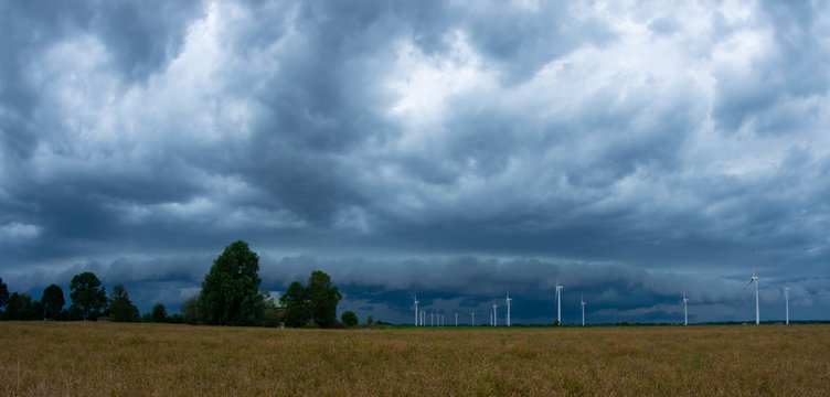 Rollwolke sammelt sich zu einem Unwetter am Himmel zusammen