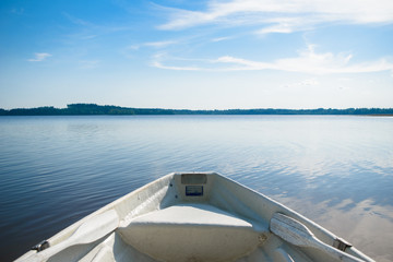 Obraz na płótnie Canvas Stern of the boat on the lake.