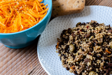 Assiette de grains de millet et couscous et bol de carottes râpées