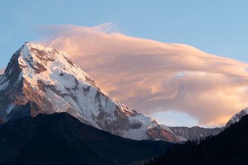 Annapurna Sur, detalle de pico al atardecer. belleza y naturaleza. Paisajes increíbles. Rojo intenso atardecer