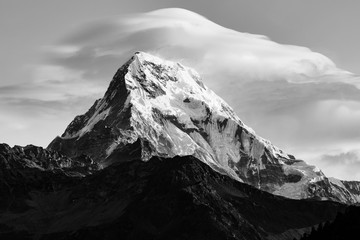 Annapurna Sur, detalle de pico al atardecer. belleza y naturaleza. Paisajes increíbles. Blanco y...