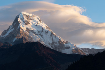 Anapurna Sur, detalle de pico al atardecer. belleza y naturaleza. Paisajes increíbles