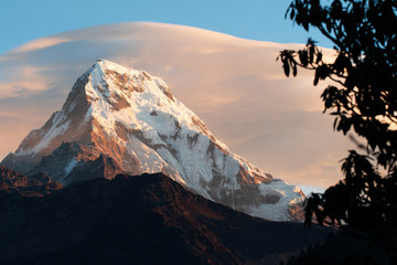Anapurna Sur, detalle de pico al atardecer. belleza y naturaleza. Paisajes increíbles